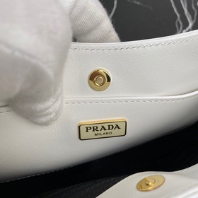 PRADA Подержанная сумка под мышку, полностью из кожи, гладкая, н