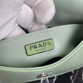 PRADA Новейшая женская сумка под мышку Модель： 1BD311 Изготовлен