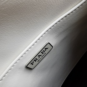 PRADA Новейшая модель женской сумки под мышку, артикул： 1BD311 Из