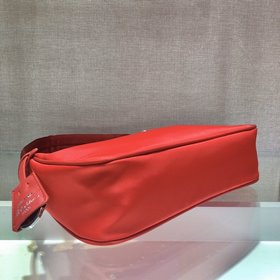 Prada Новый цвет - обновленная версия сумки Hobo Артикул： 1NE515