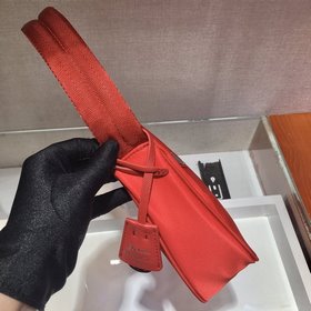 Prada Новый цвет - обновленная версия сумки Hobo Артикул： 1NE515