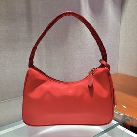 Prada Новый цвет - обновленная версия сумки Hobo Артикул： 1NE515