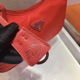 Prada Новый цвет - обновленная версия сумки Hobo Артикул： 1NE515