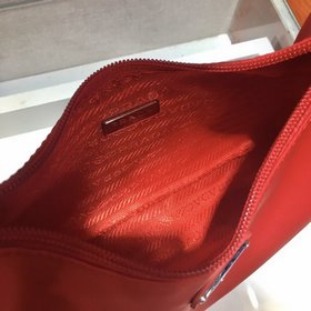 Prada Новый цвет - обновленная версия сумки Hobo Артикул： 1NE515