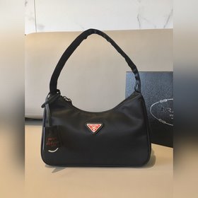 Prada Новый цвет - обновленная версия сумки Hobo Артикул： 1NE51