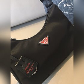 Prada Новый цвет - обновленная версия сумки Hobo Артикул： 1NE51