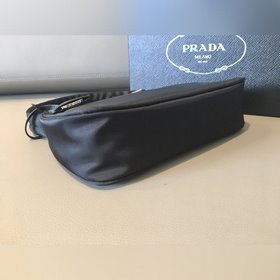 Prada Новый цвет - обновленная версия сумки Hobo Артикул： 1NE51