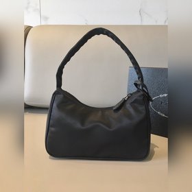 Prada Новый цвет - обновленная версия сумки Hobo Артикул： 1NE51