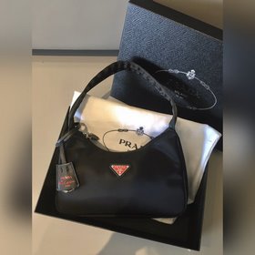 Prada Новый цвет - обновленная версия сумки Hobo Артикул： 1NE51