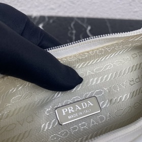 Prada Сверкающая сумка Hobo под мышку Новый номер модели： 1NE515