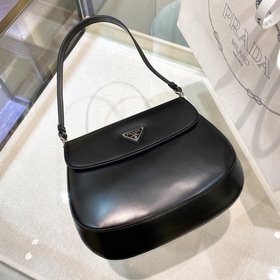 Новая сумка Prada Hobo из гладкой телячьей кожи с клапаном и ручк