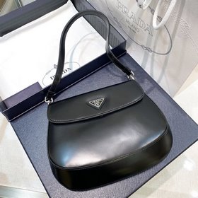 Новая сумка Prada Hobo из гладкой телячьей кожи с клапаном и ручк