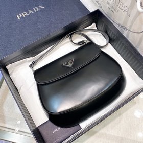 Новая сумка Prada Hobo из гладкой телячьей кожи с клапаном и ручк