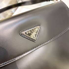 Новая сумка Prada Hobo из гладкой телячьей кожи с клапаном и ручк