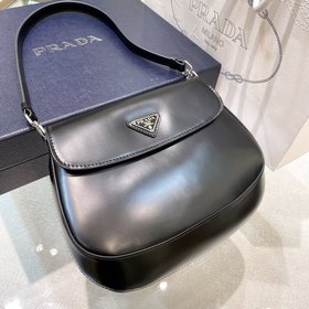 Новая сумка Prada Hobo из гладкой телячьей кожи с клапаном и ручк