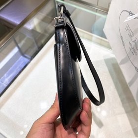 Новая сумка Prada Hobo из гладкой телячьей кожи с клапаном и ручк
