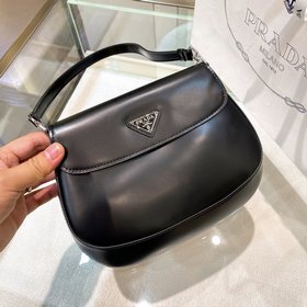 Новая сумка Prada Hobo из гладкой телячьей кожи с клапаном и ручк