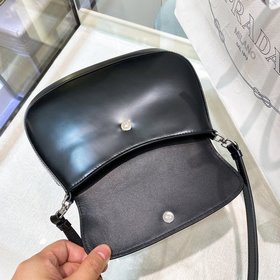 Новая сумка Prada Hobo из гладкой телячьей кожи с клапаном и ручк