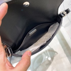 Новая сумка Prada Hobo из гладкой телячьей кожи с клапаном и ручк