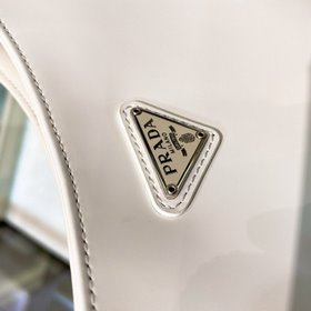 Новая сумка Prada Hobo из гладкой телячьей кожи Сумки под мышку