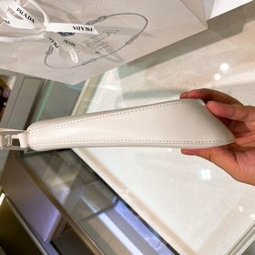 Новая сумка Prada Hobo из гладкой телячьей кожи Сумки под мышку