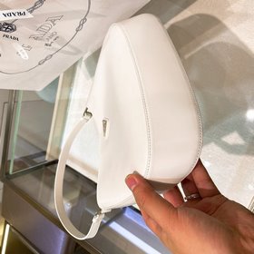 Новая сумка Prada Hobo из гладкой телячьей кожи Сумки под мышку 