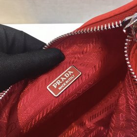 Prada с коробкой Новая модель нейлоновой сумки Hobo для ношения 
