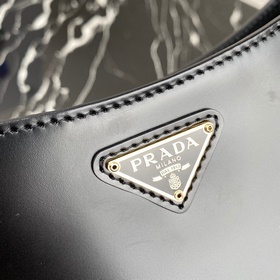 Новая модель сумки Prada под мышкой, артикул： 1BC148, подержанная