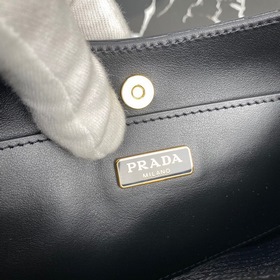Новая модель сумки Prada под мышкой, артикул： 1BC148, подержанная