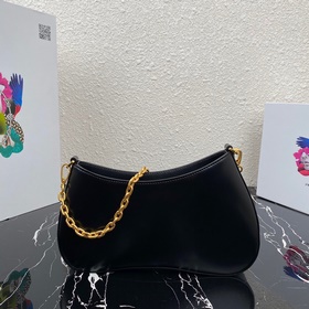 Новая модель сумки Prada под мышкой, артикул： 1BC148, подержанная