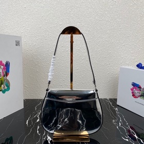 Новейшая женская сумка Prada под мышку, модель： 1BD311 Изготовлен