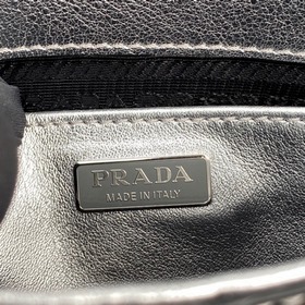Новейшая женская сумка Prada под мышку, модель： 1BD311 Изготовлен