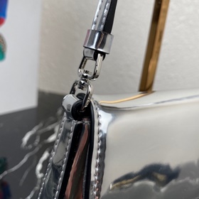 Новейшая женская сумка Prada под мышку, модель： 1BD311 Изготовлен