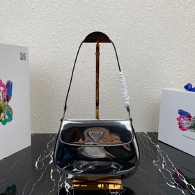 Новейшая женская сумка Prada под мышку, модель： 1BD311 Изготовлен