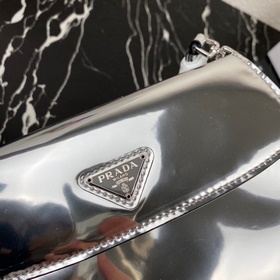 Новейшая женская сумка Prada под мышку, модель： 1BD311 Изготовлен