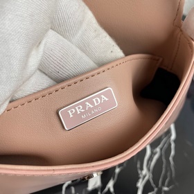 Новейшая женская сумка Prada под мышку, модель： 1BD311 Изготовлен