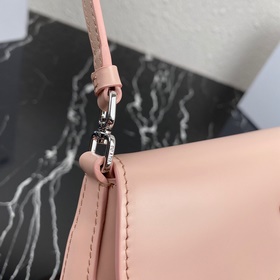 Новейшая женская сумка Prada под мышку, модель： 1BD311 Изготовлен
