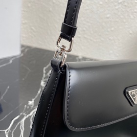 Новейшая женская сумка Prada под мышку, модель： 1BD311 Изготовлен