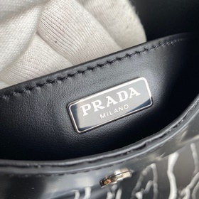 Новейшая женская сумка Prada под мышку, модель： 1BD311 Изготовлен