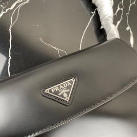 Новейшая женская сумка Prada под мышку, модель： 1BD311 Изготовлен