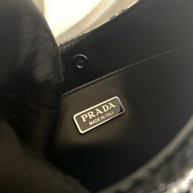 Prada  Тканая сумка с подмышечным ремнем Модель： 1BC499 Сумка ч