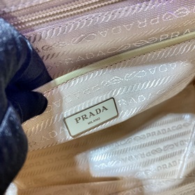Prada Усовершенствованная сумка почтальона Модель： 1BD671 Эта су