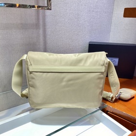 Prada Усовершенствованная сумка почтальона Модель： 1BD671 Эта су