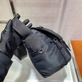 Prada Усовершенствованная сумка почтальона Модель： 1BD671 Эта су