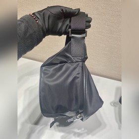 Prada  Классическая сумка почтальона Артикул： 2VH994 Эта сумка-п