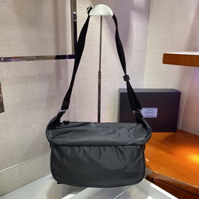 Prada  Классическая сумка почтальона Артикул： 2VH994 Эта сумка-п