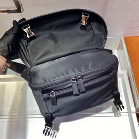 Prada  Классическая сумка почтальона Артикул： 2VH994 Эта сумка-п
