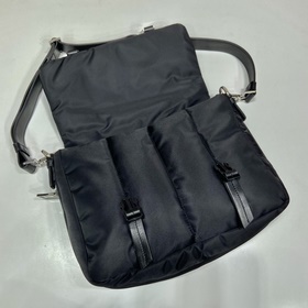 Prada Сумка в стиле почтальона, модель 1BH618 Эта б/у сумка почт