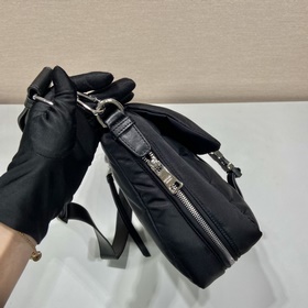 Prada Сумка в стиле почтальона, модель 1BH618 Эта б/у сумка почт