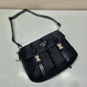 Prada Сумка в стиле почтальона, модель 1BH618 Эта б/у сумка почт